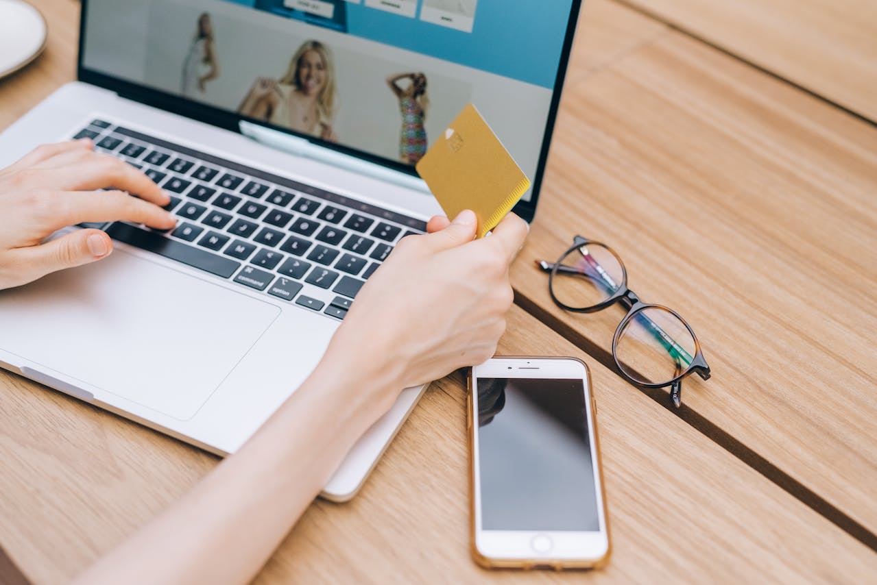 woman-doing-shopping-online